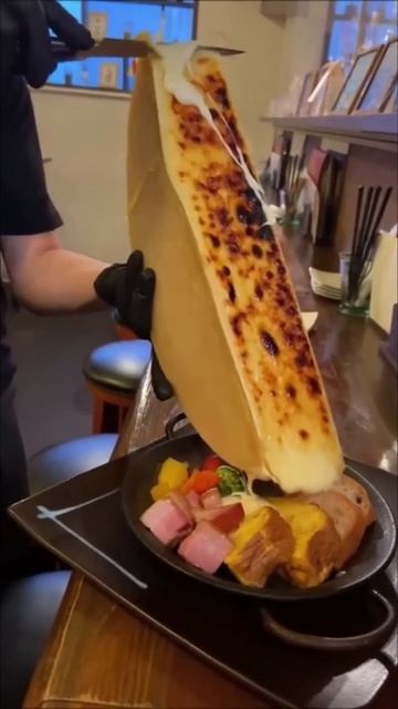 когда попросили побольше сыра 🧀🧀