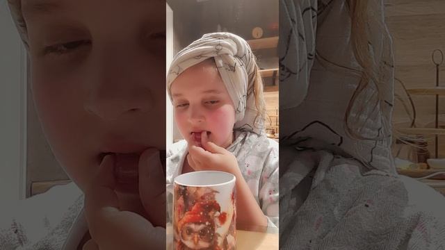 пробую карамель с жидкой начинкой ❤