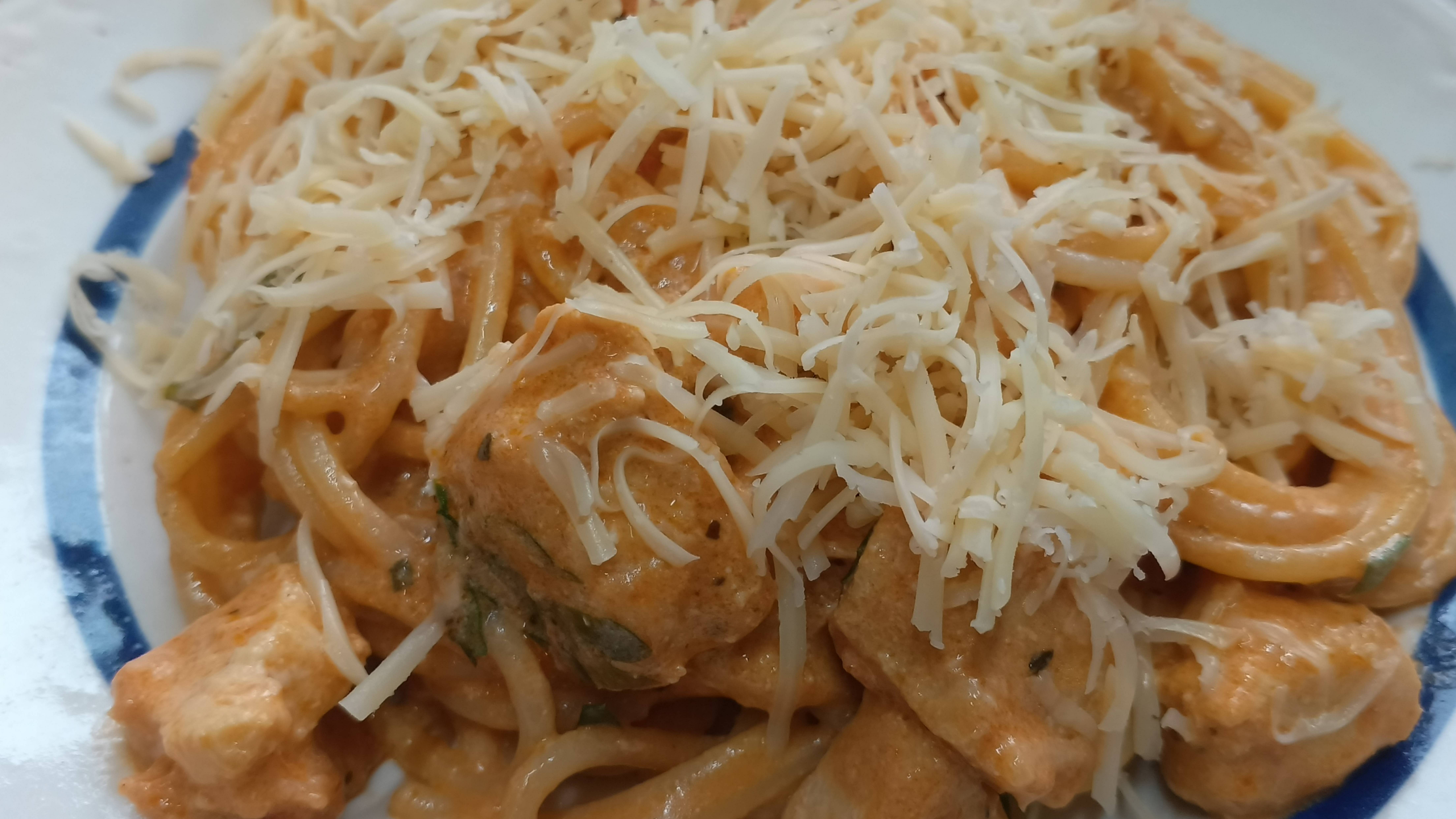 Паста "по итальянски" с помидорным соусом и курицей из доступных продуктов! Очень вкусно!