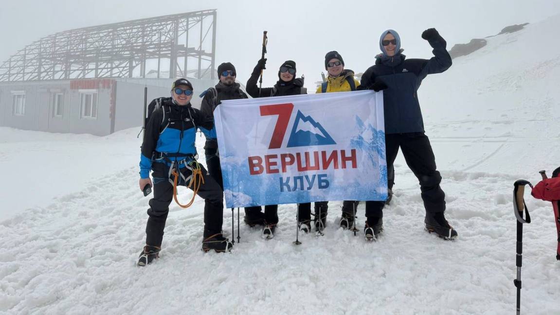 Фрагменты снежно-ледовых занятий группы Клуба 7 Вершин "Ю." на склонах Эльбруса