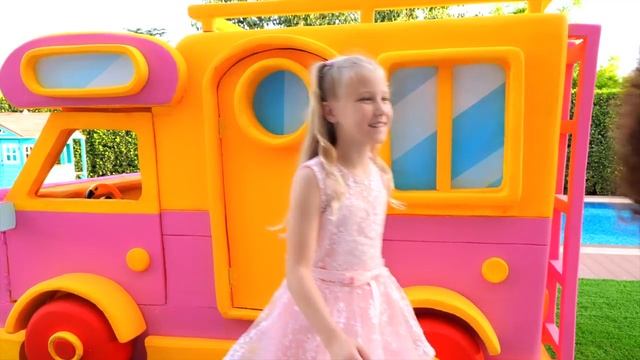 Диана с помощью Барби устраивает лучшую вечеринку..