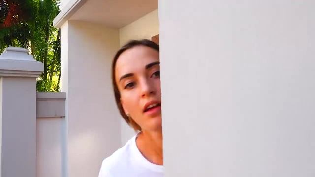 Влад и Никита Влад и Никита делят игрушки