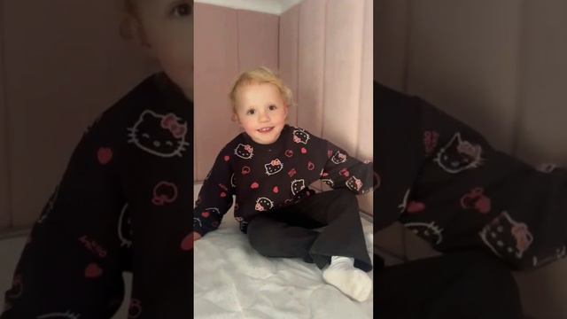 Реакция малышки 💖 на её новую кровать — бесценна! Делимся с вами этим волшебным моментом ✨