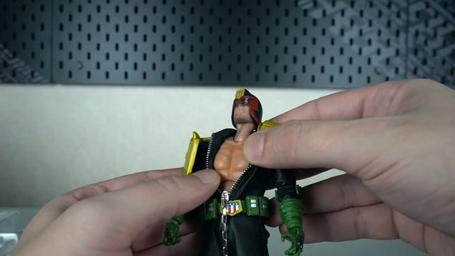 Судья Дредд. Фигурка от Mezco