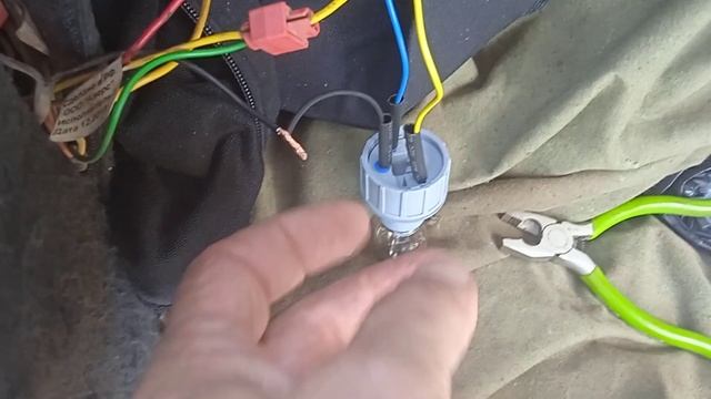 041 Замена патрона в заднем фонаре, кронштейна заднего сиденья на Гранте.mp4