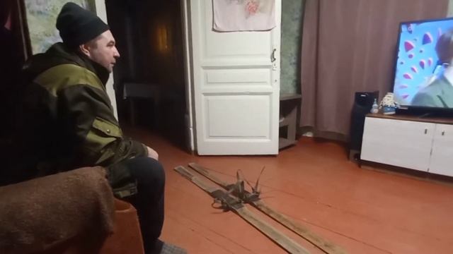 Саша воюет с Василисой🤩Выйду я летом в лыжи обутый🤣?