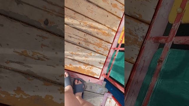 сказали что если надавить на грудь  если ты засмеёшься это твой будет настоящий смех😊