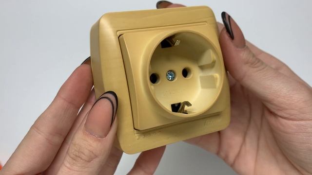 Розетка накладна одинарна з/з LEZARD Demet клен IP20