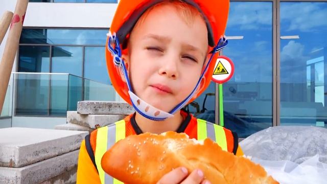 Влад и Никита Никита застрял на детской машинке в луже