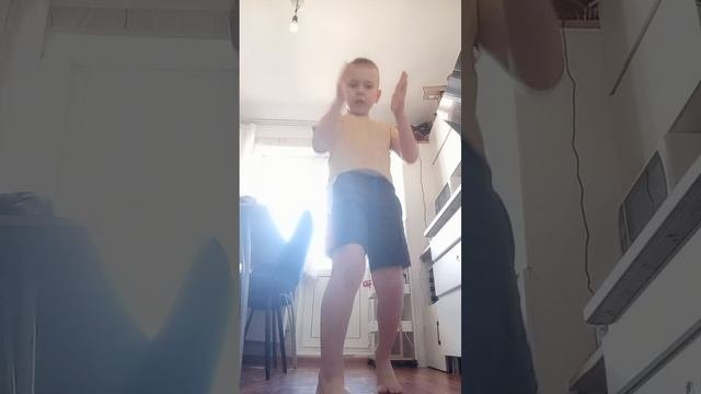 1 серия. танцую под песню фиксая.