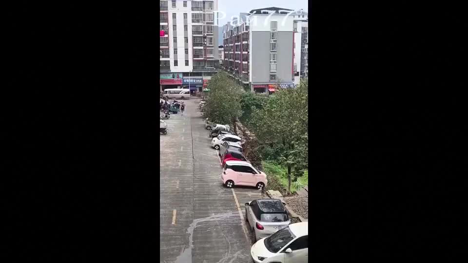 Земля ушла из-под колёс автомобилей, припаркованных на месте оползня