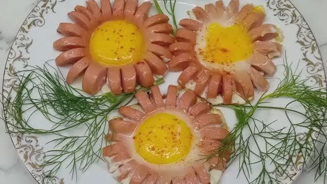 Красивый завтрак из сосисок и яиц. Быстро и вкусно