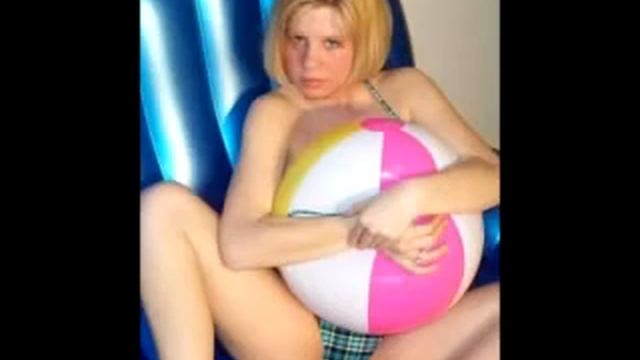 Hot girls on balloons and beachballs Горячие девушки на шариках