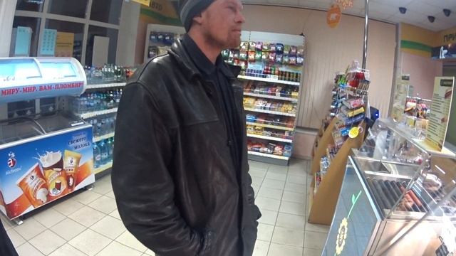 Михася дегустирует хот-доги