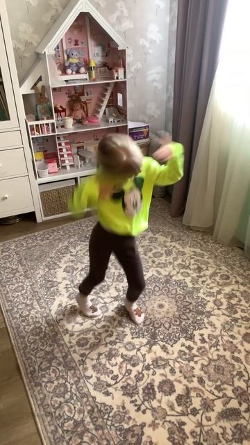 Алинка танцует 2