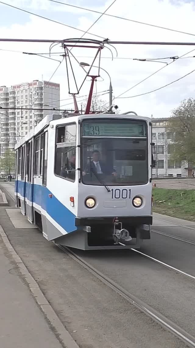 Москва. Трамвайный вагон № 1001 модели 71-608КМ у остановки "Платформа Тульская".