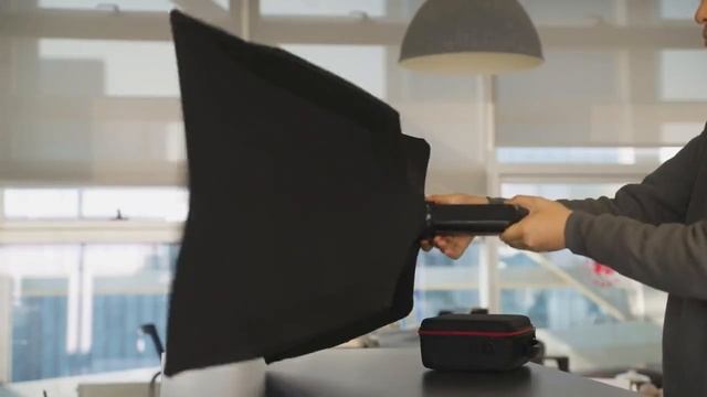 Стартаперы из Техаса создали 35-дюймовый монитор-раскладушку, который помещается в небольшую сумку.