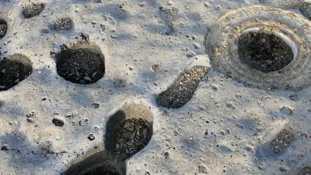 На берегу каспийского моря в Дербенте очень красиво, красивые волны, шум моря, рыбаки ловят рыбу