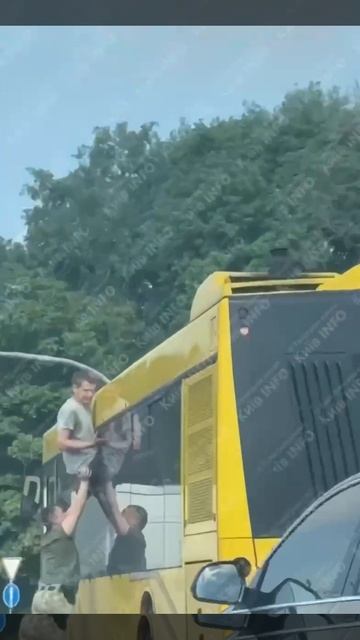 В Киеве на мосту Патона мужчина как уж попытался сбежать от людоловов ускользнув в приоткрытое...