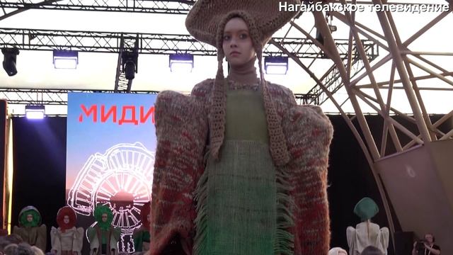 Париж превратился в модный островок - в селе состоялся показ мод.