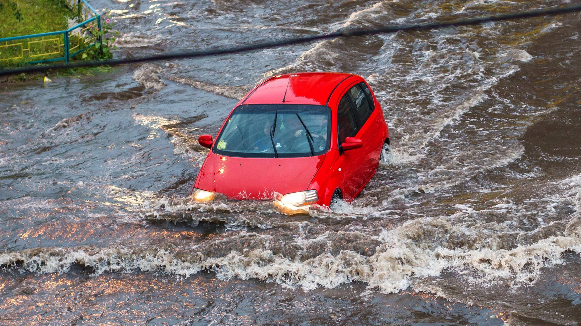 «Принял за обычную лужу»: легковушка провалилась под воду в Казани