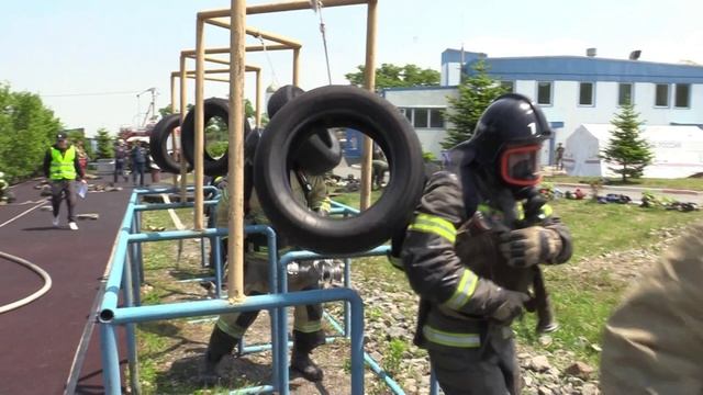 В Владивостоке прошли ежегодные соревнования на звание лучшего звена газодымозащитной службы.