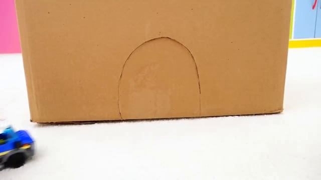 Влад и Никита играют с большими коробками