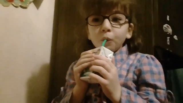 Алина должна выпеть кефир за 5 минут она его выпела за 3