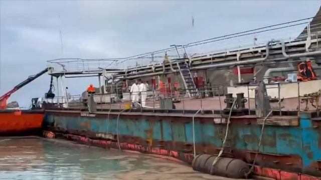 В районе севшего намель танкера "Волгонефть-239" собрал?