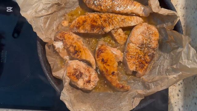 Жареная сёмга в сливочном соусе со шпинатом и помидор?