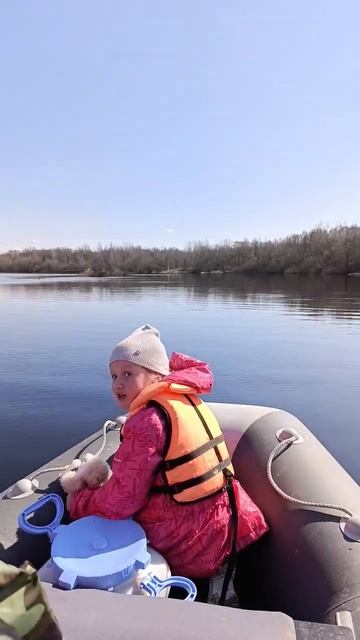 Катаемся на лодке по разливу реки)