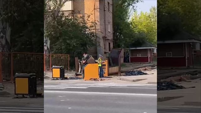 🚧 На пересечении улицы Артёма и Освобождения Донбасса продолжают ремонт трубопровода 👍🏻