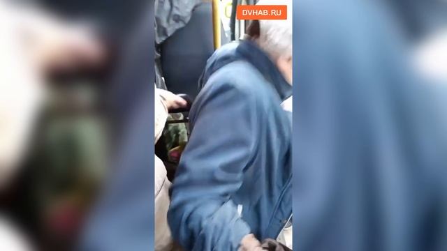 В давке вынуждены добираться до участков дачники из-за тесного автобуса