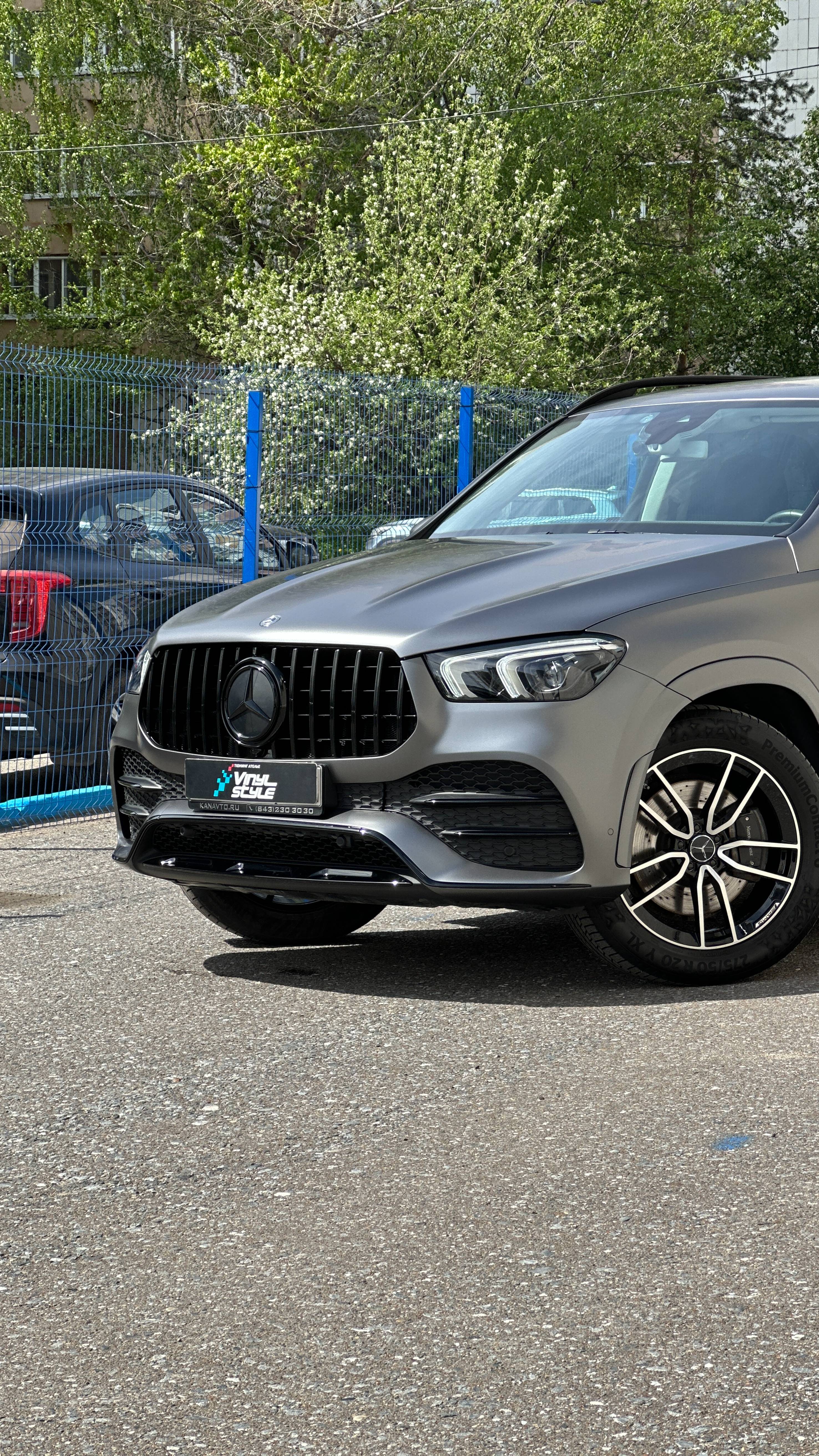 Mercedes GLE 300 - оклейка кузова цветной полиуретановой пленкой, замена решетки и антихром