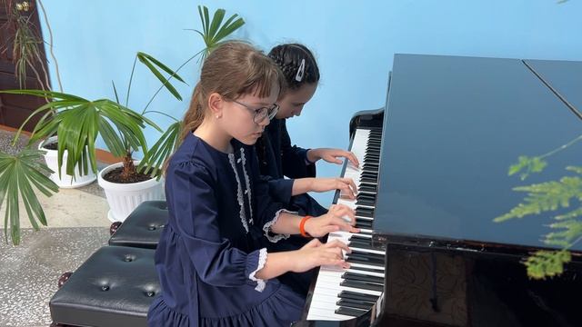 608 А.Новиков «Смуглянка». Федорова Софья и Мелехова Елизавета.