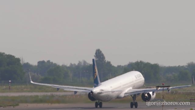 Эйрбас А321 авиакомпании Эйр Астана взлетает из аэропорта Алматы.