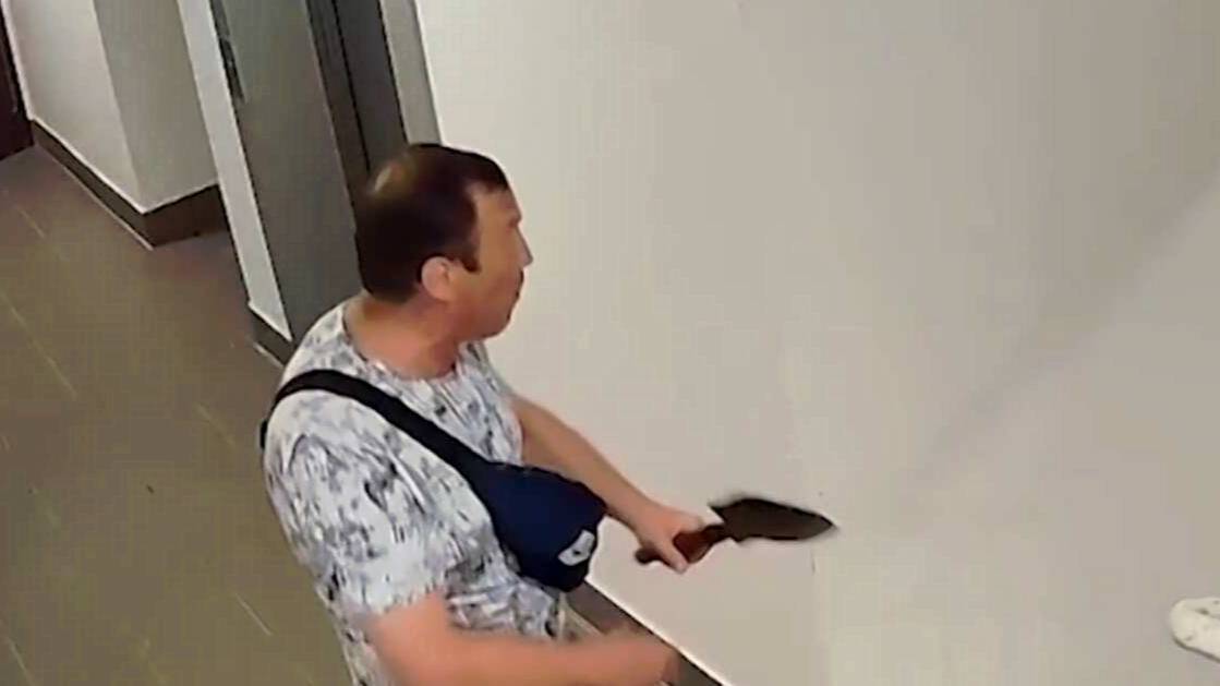 Полуголый сосед с лопатой держит в страхе жителей многоэтажки в Нижнем Новгороде