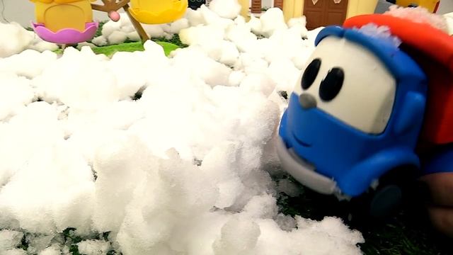 Новогодняя песенка. Играем с Левой и Масей.