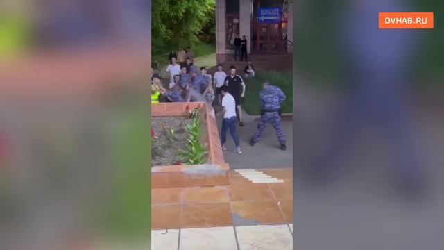 За драку с росгвардейцами посетителям хабаровского кафе грозит уголовка