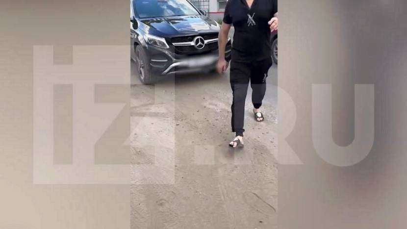 Водитель Mercedes избил женщину на глазах у ребенка после дорожного конфликта