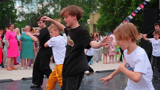 Выступление творческих коллективов Дома космонавтов: Брейкинг