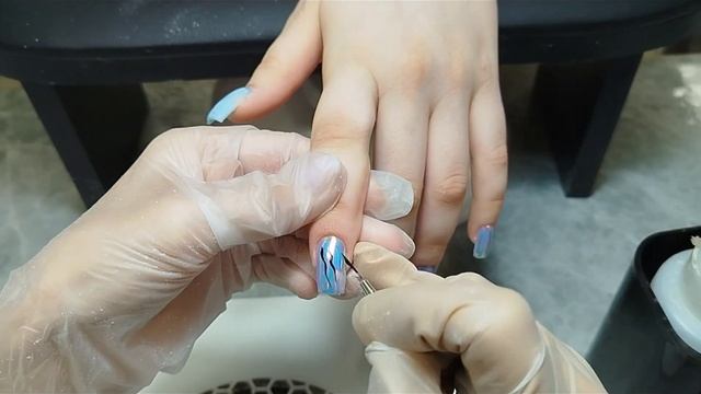салонная коррекция нарощенных ногтей.работаю на пото?