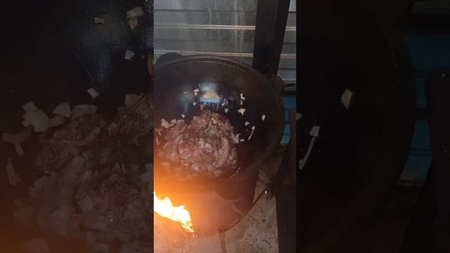 Тушеный картофель с овощами на костре