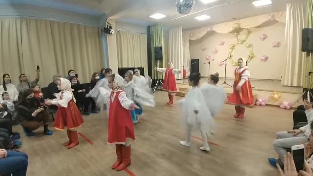 Студия "Ансамбль" Родничок" - номер "Зимушка".  Руководи?
