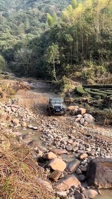 Офф-роуд 🚧

#jeepwrangler #jeepjeep #jeep #jeep392 #xiaohuyueye #改装车