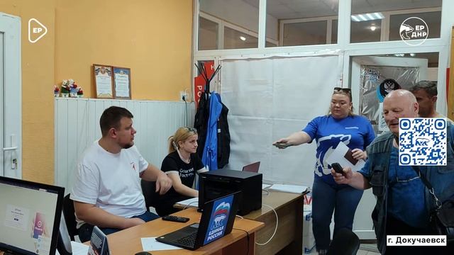 Сотрудники общественной приемной в Докучаевске помогают переоформить сим-карты