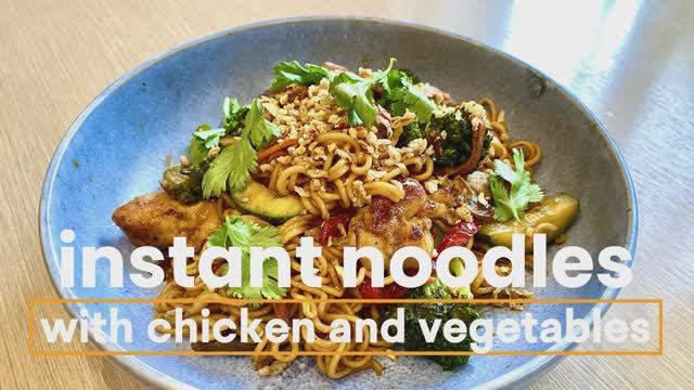 Лапша быстрого приготовления с курицей и овощами🍜 #noodles #recipe #recipes #food #cooking #tasty