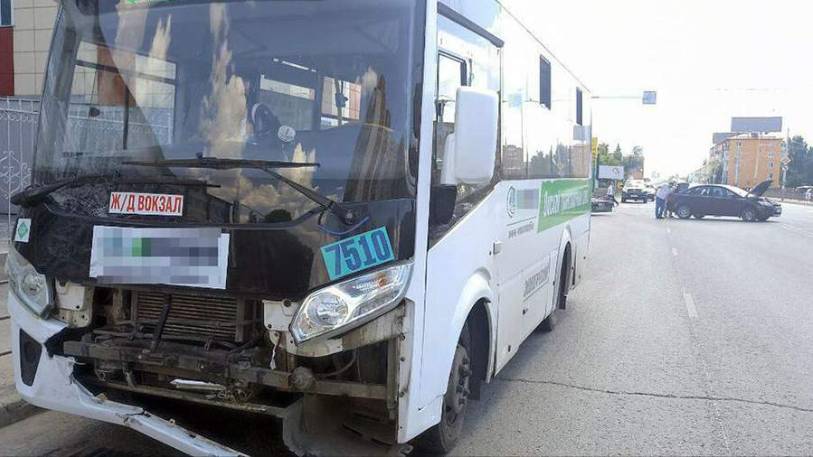 Семь человек пострадали в ДТП с автобусом в Омске