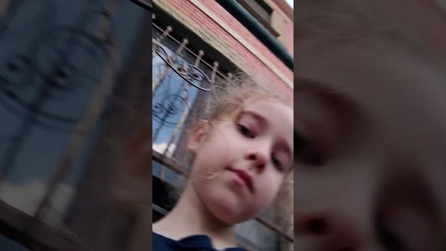 р