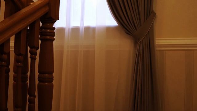 Шторы на лестницу в частном доме  | Стильные шторы на заказ для лестничного пролёта Custom Curtains
